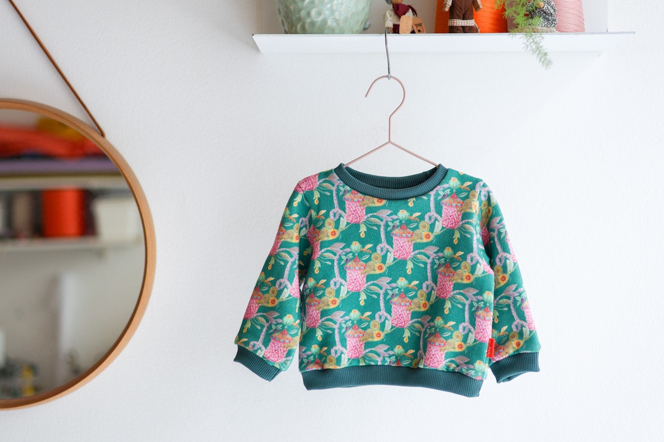 Organic cotton babies sweatshirt.