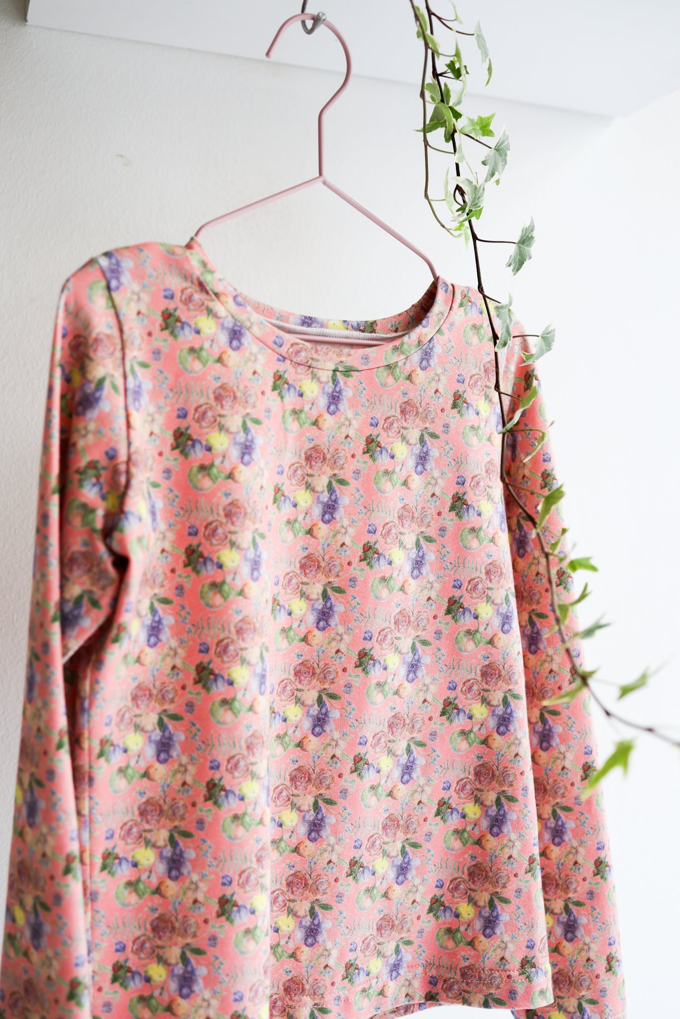 Organic cotton jersey kids long sleeve t-shirt.