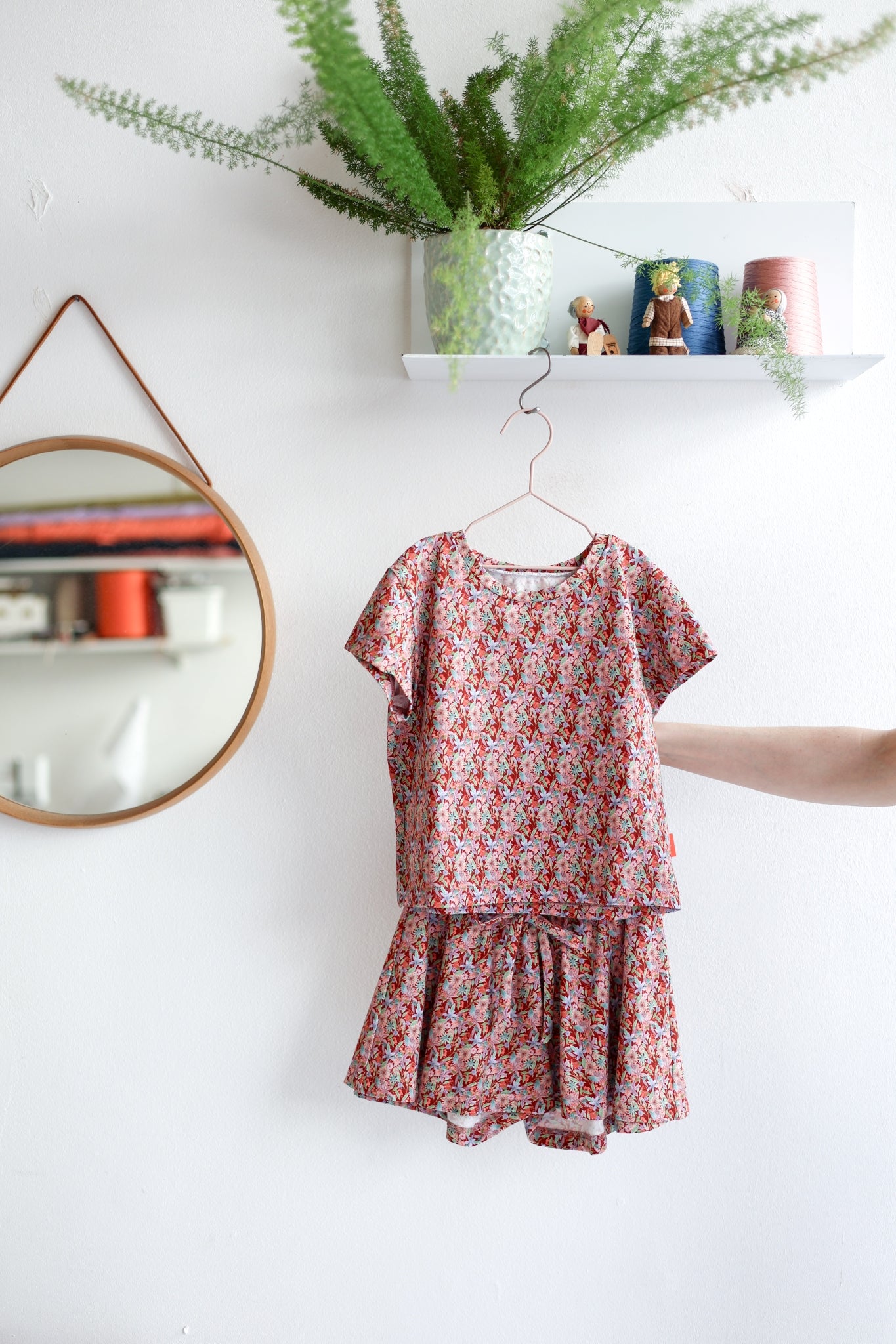 Organic cotton jersey kids t-shirt and extra flared shorts.
