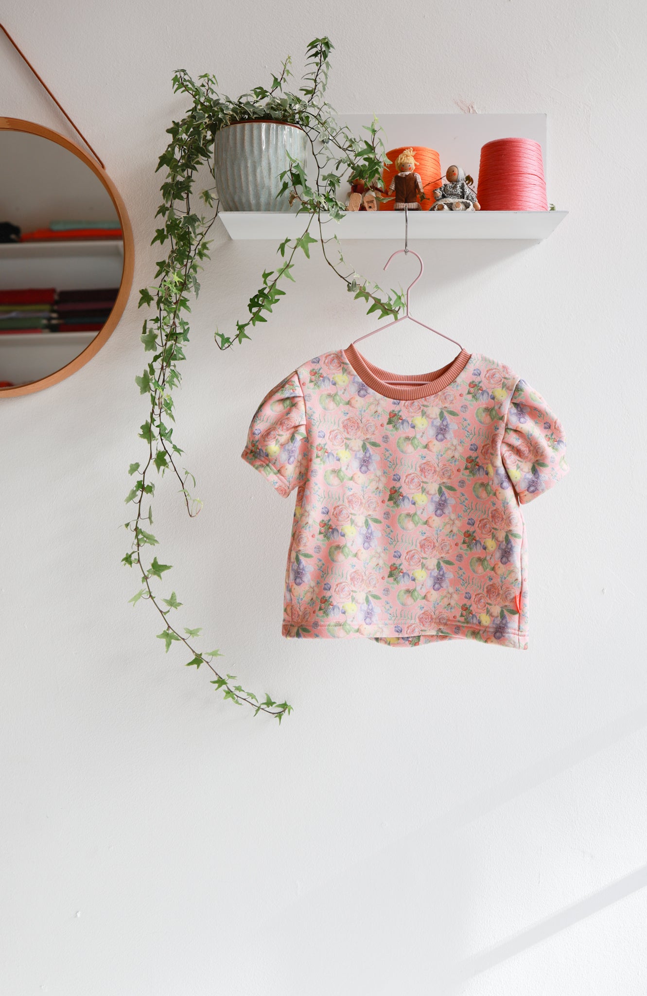 Organic cotton puffed sleeve kids top.
