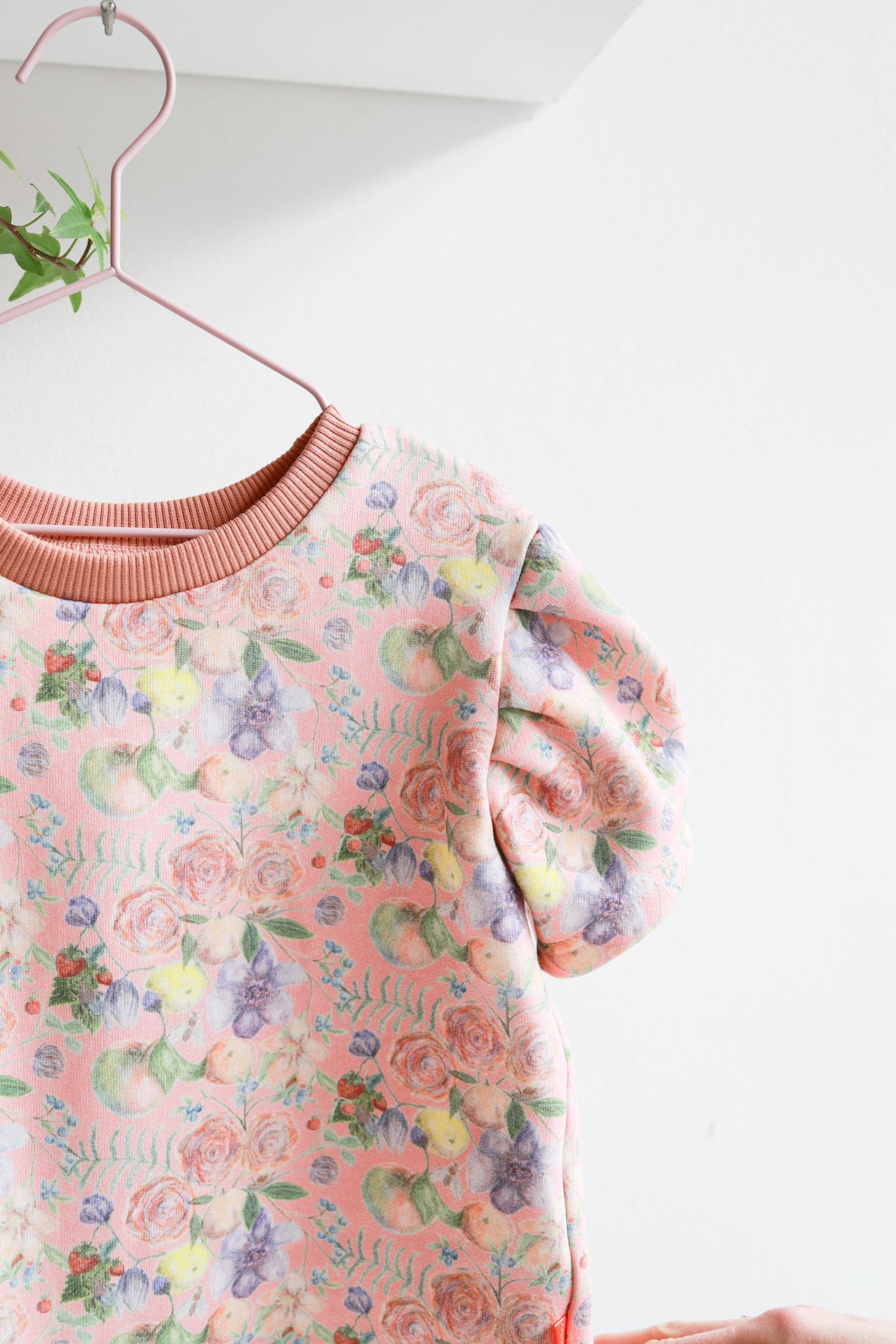Organic cotton puffed sleeve kids top.