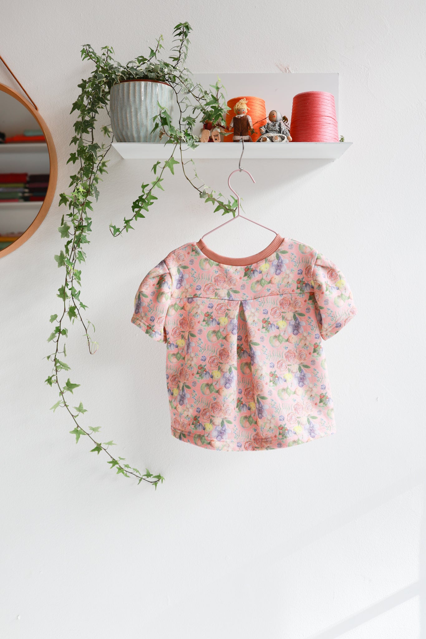 Organic cotton puffed sleeve kids top.