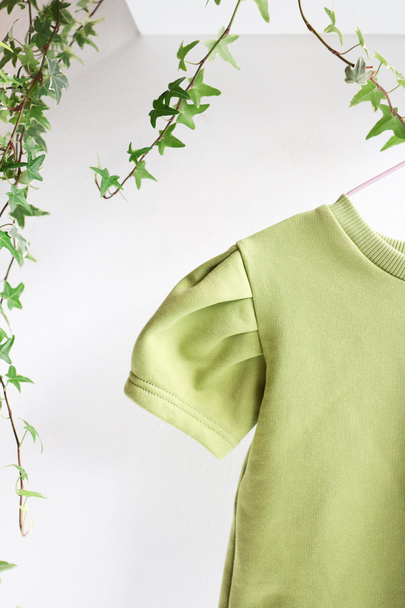 Organic cotton puffed sleeve kids top.