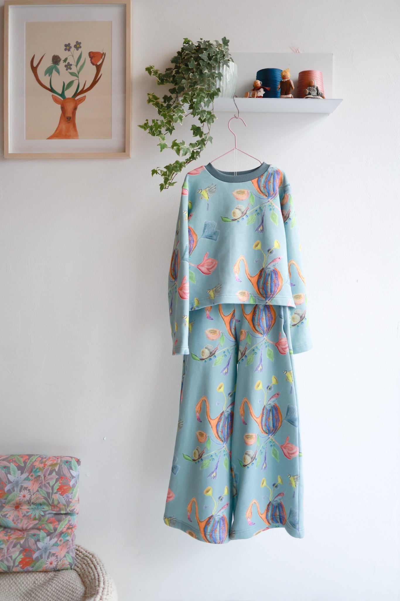 Kids organic cotton slitted sweatshirt and wide pants.