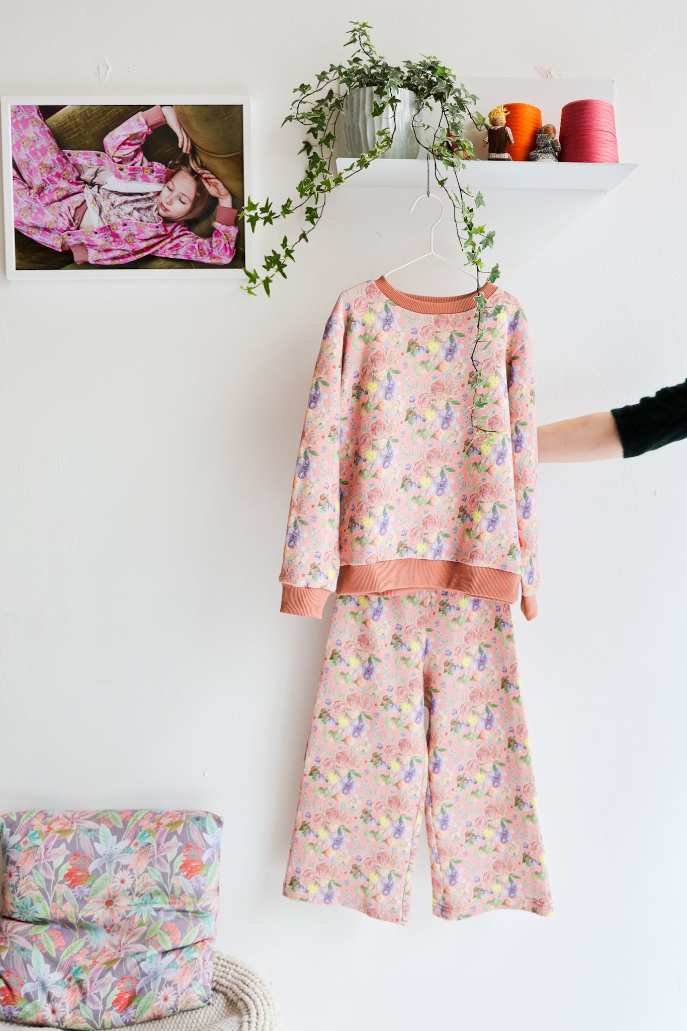 Kids unisex organic cotton sweatshirt and pants.