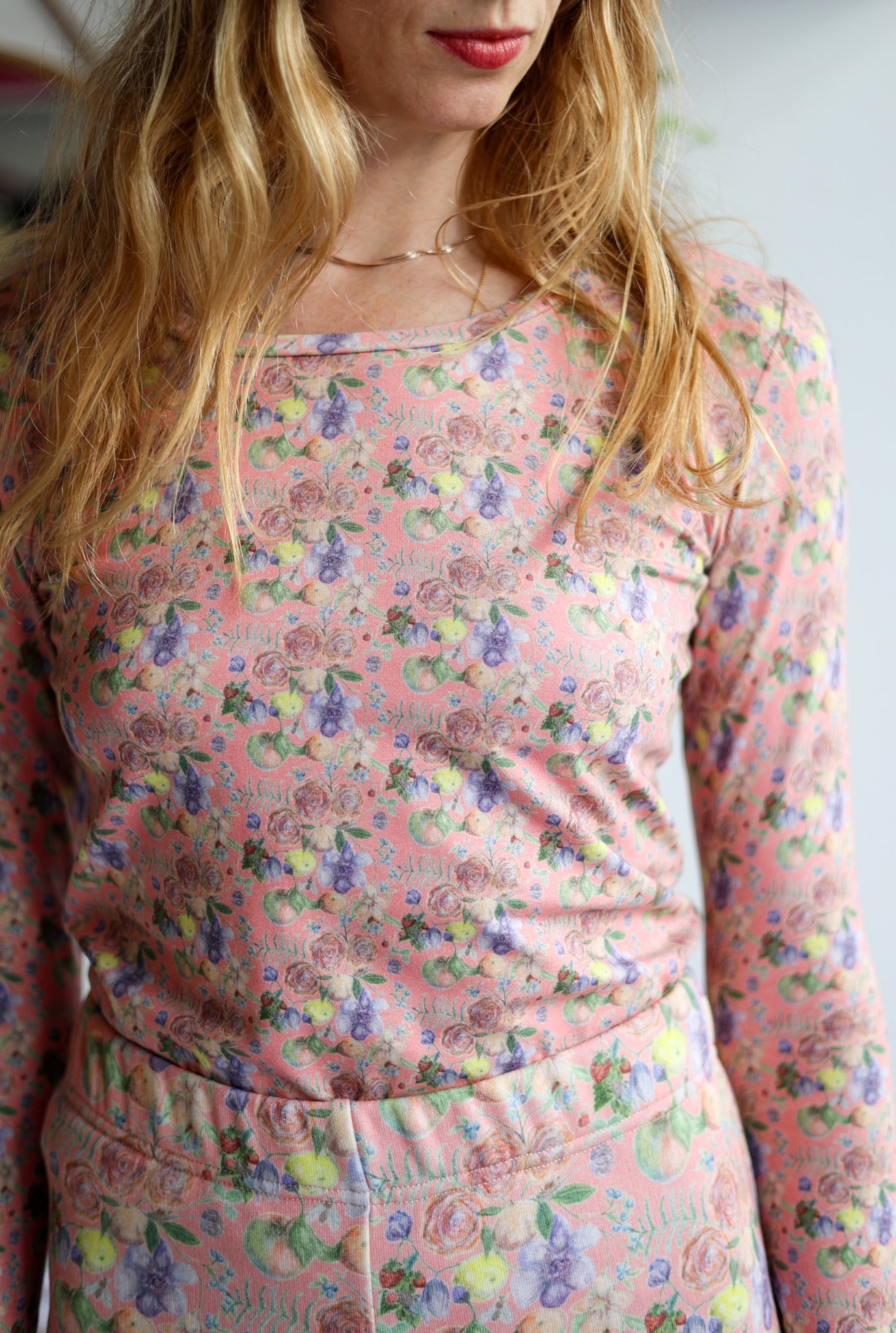 Organic cotton stretch jersey long sleeve women t-shirt.