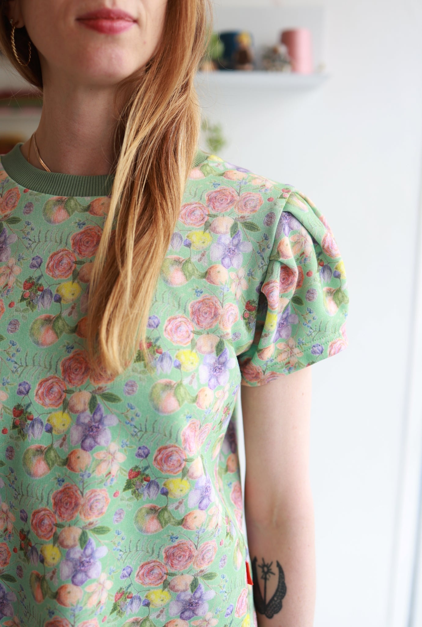 Organic cotton puffed sleeve women top.