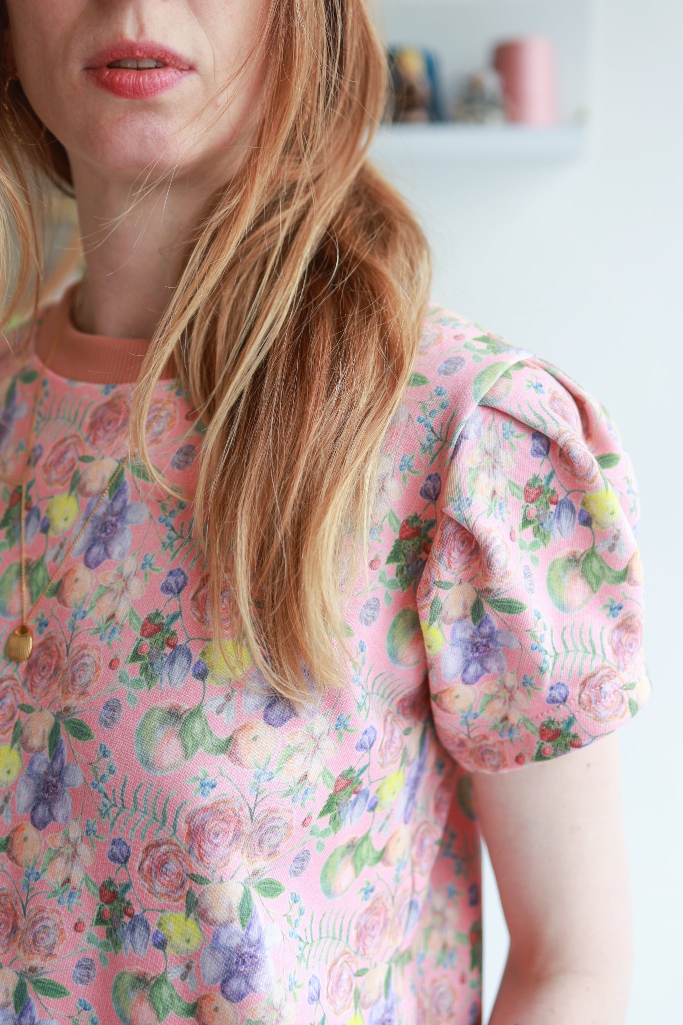 Organic cotton puffed sleeve women top.