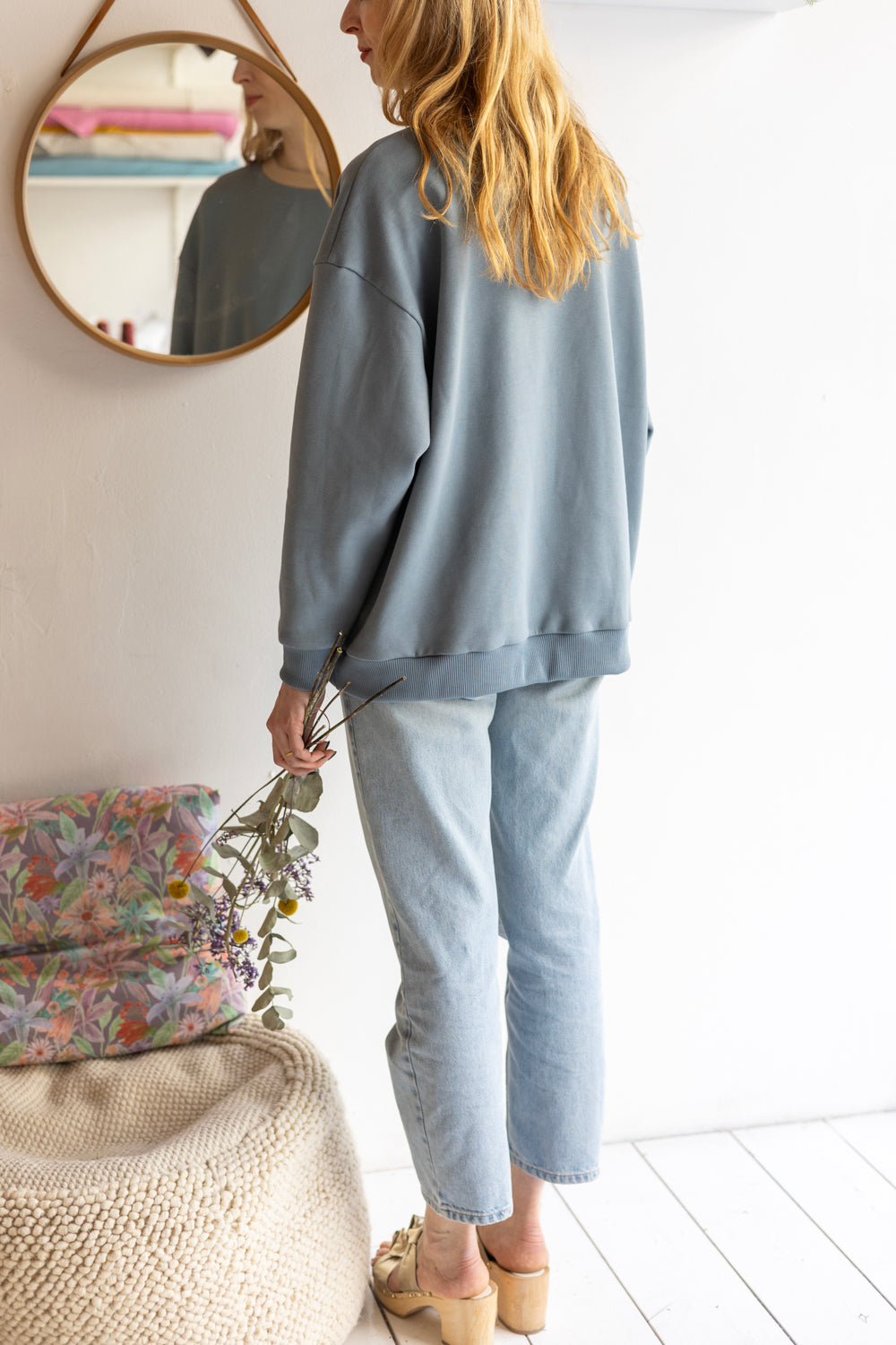 Women organic cotton round neck oversized sweatshirt.