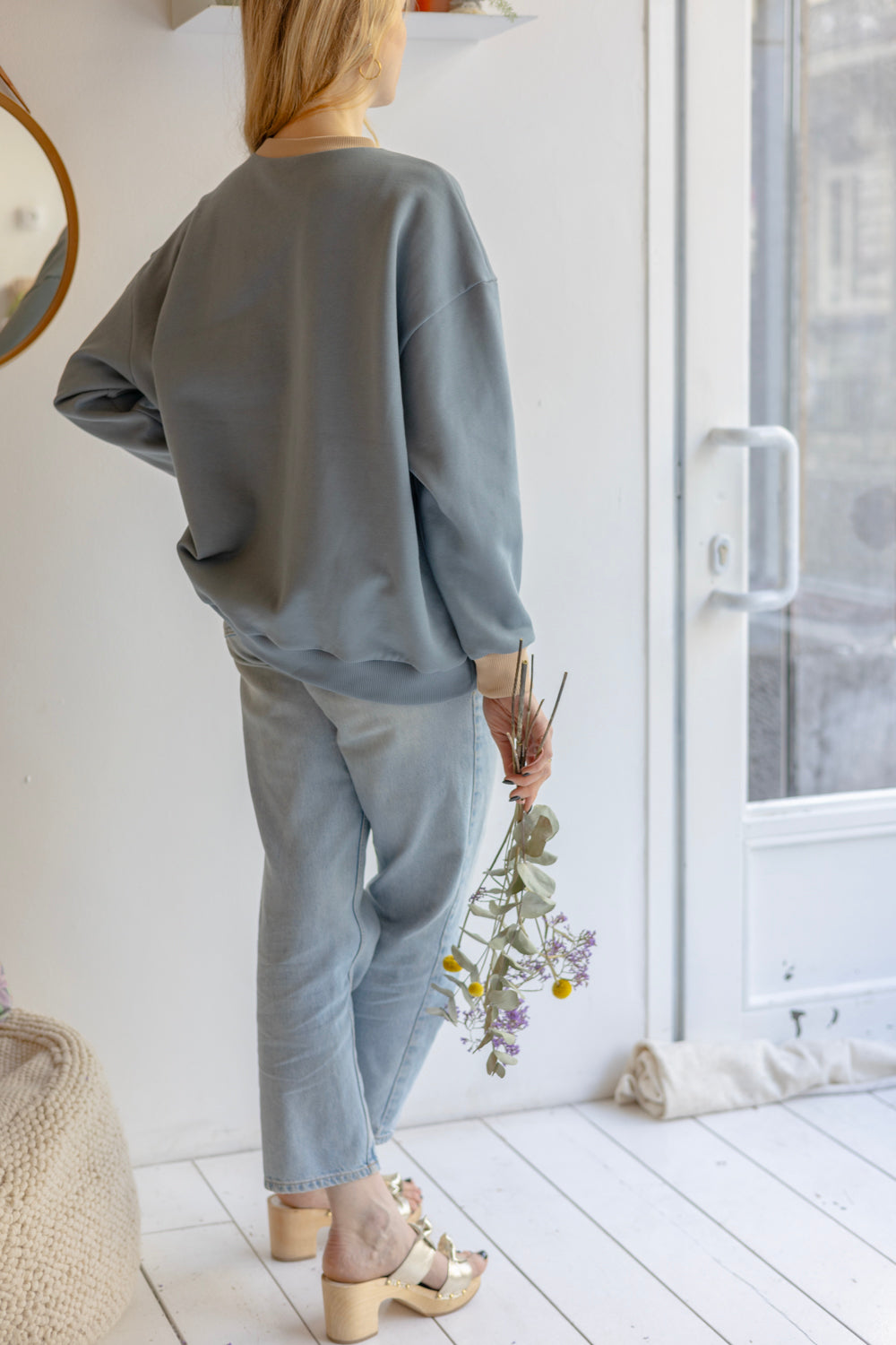 Women organic cotton round neck oversized sweatshirt.