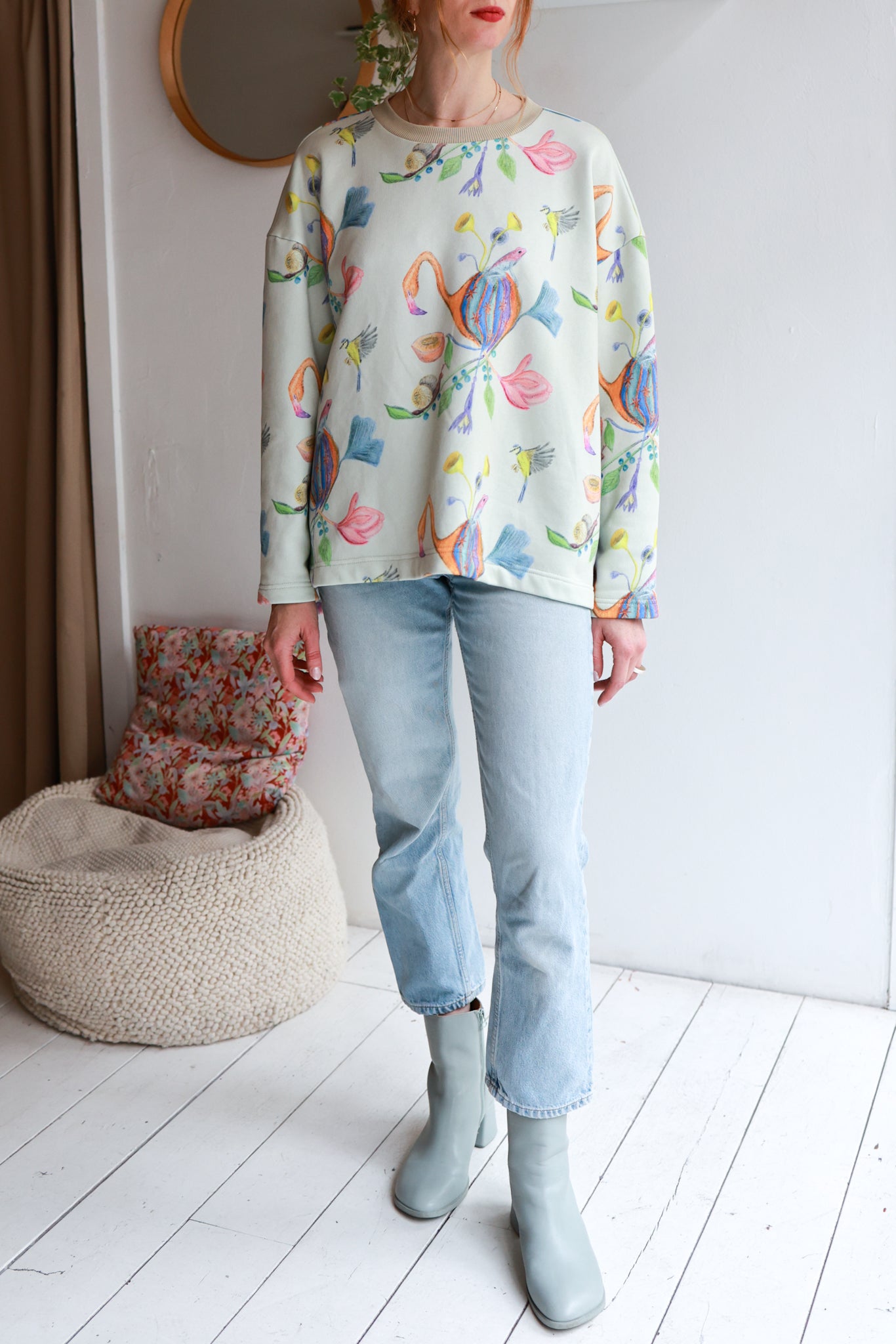Women organic cotton sweatshirt.