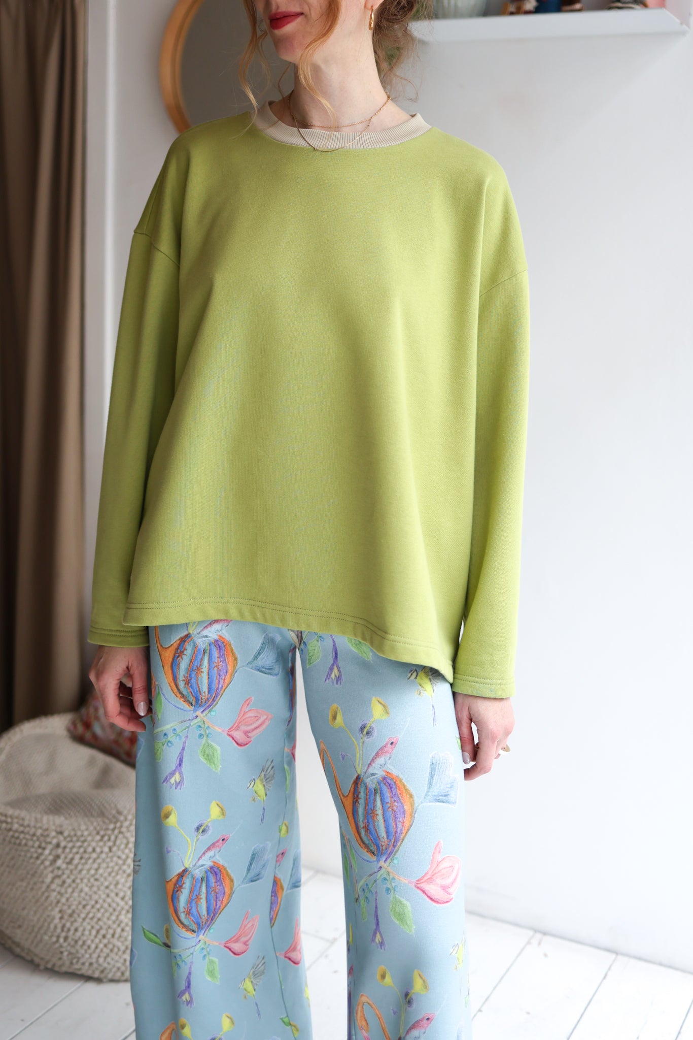 Women organic cotton sweatshirt.