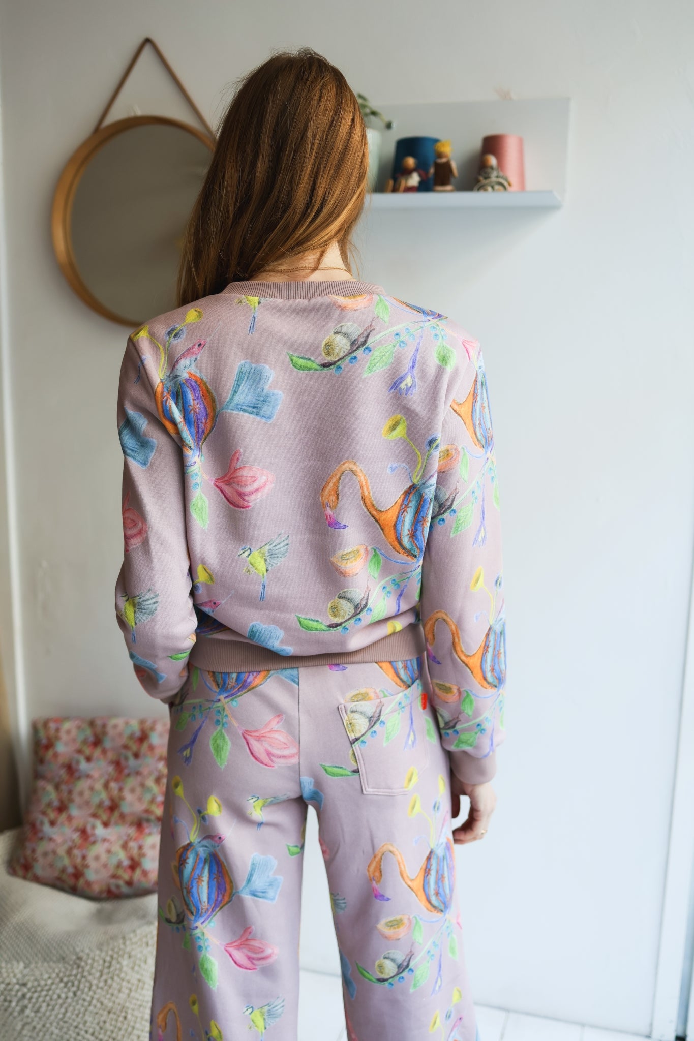 Women organic cotton sweatshirt.