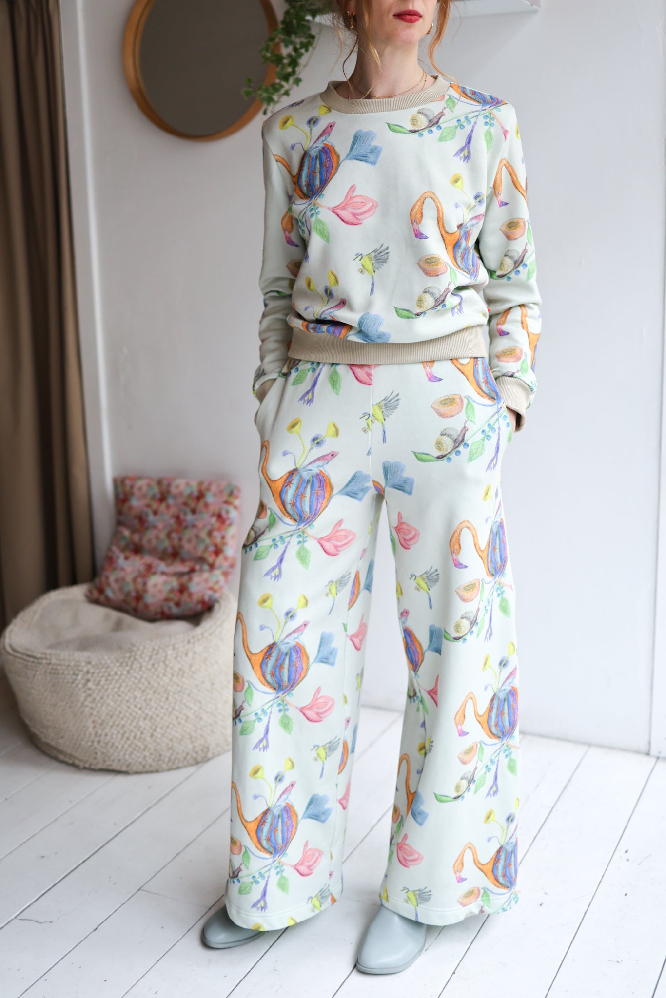 Women organic cotton sweatshirt.