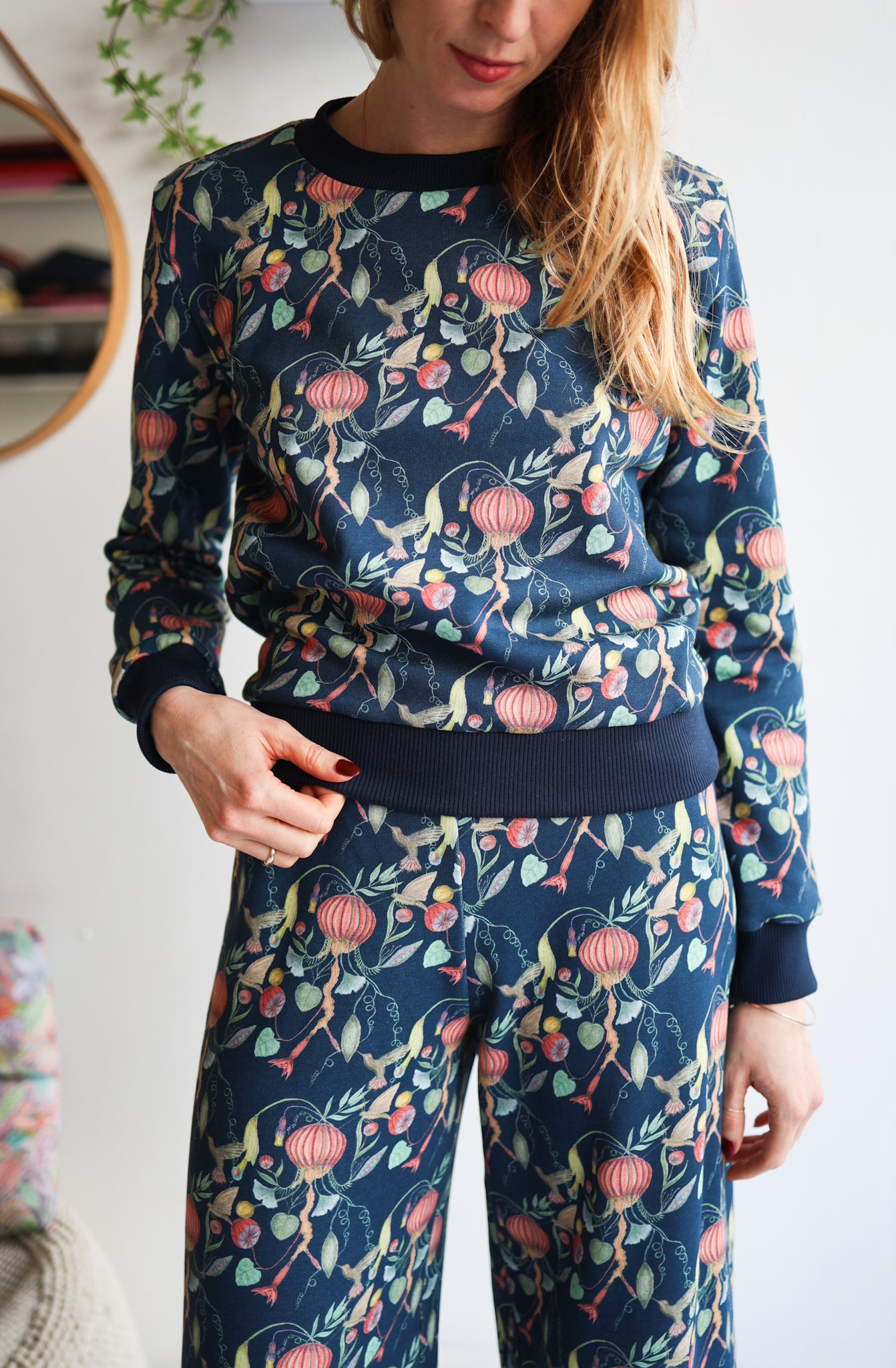 Women organic cotton sweatshirt.