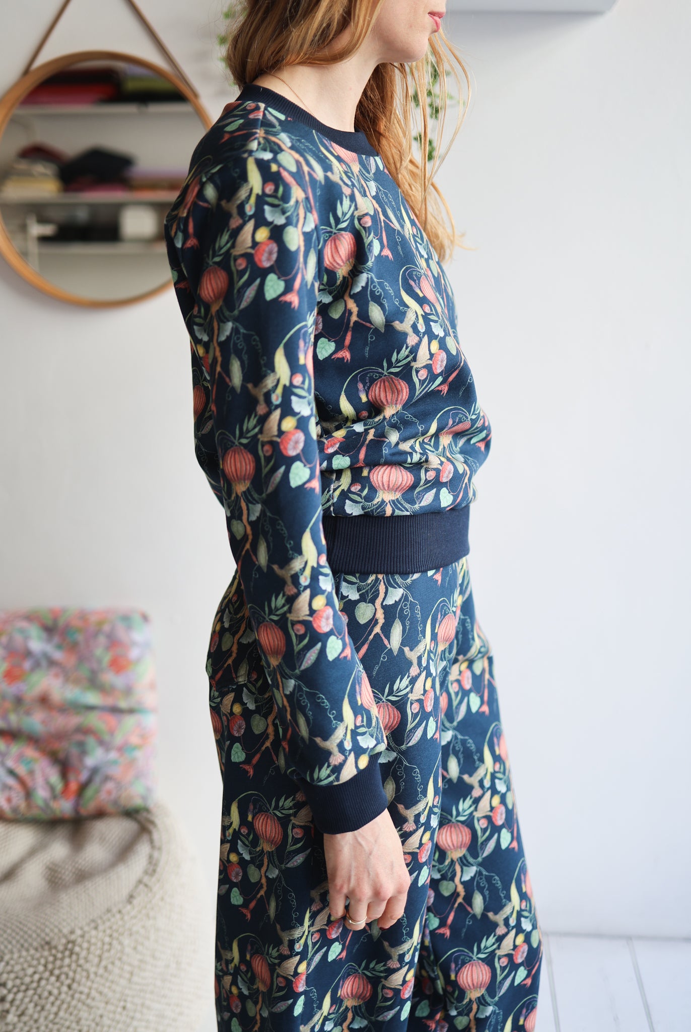 Women organic cotton sweatshirt.