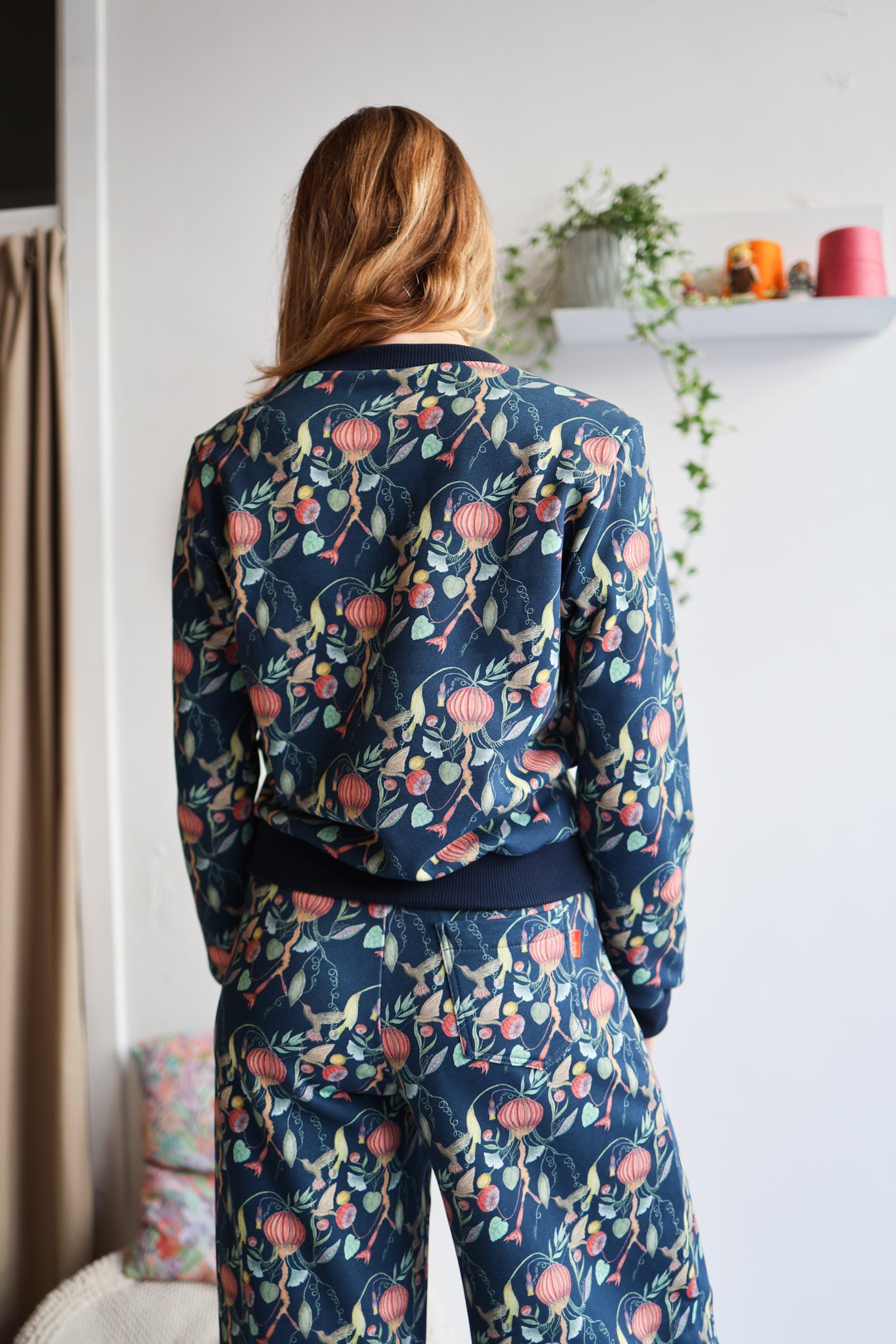 Women organic cotton sweatshirt.