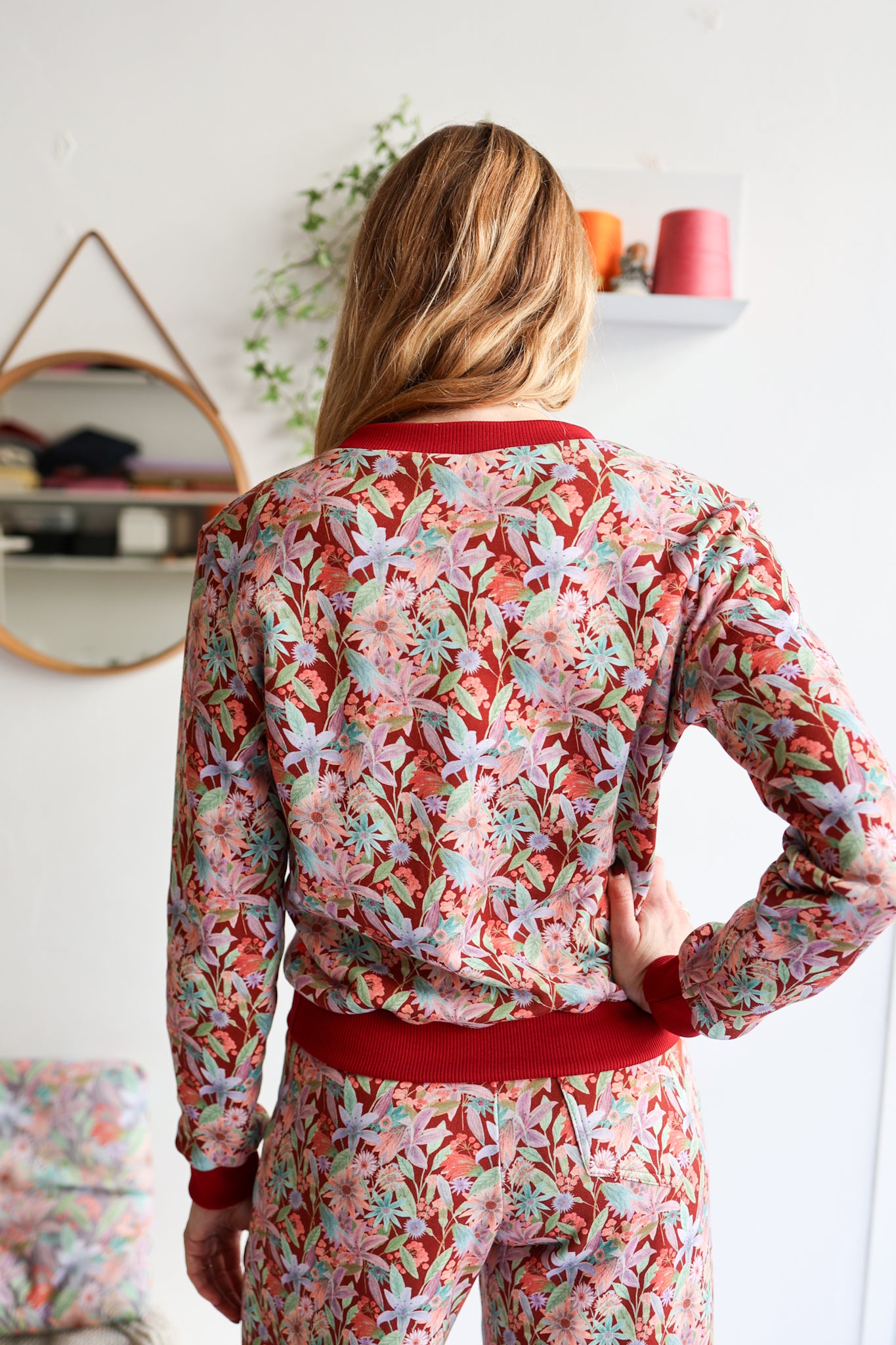 Women organic cotton sweatshirt.