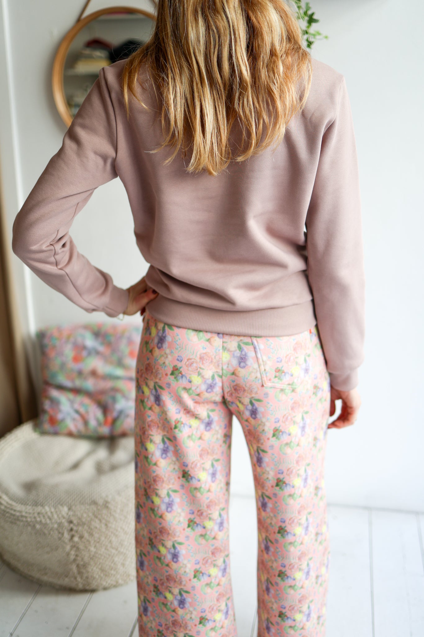 Women organic cotton sweatshirt.
