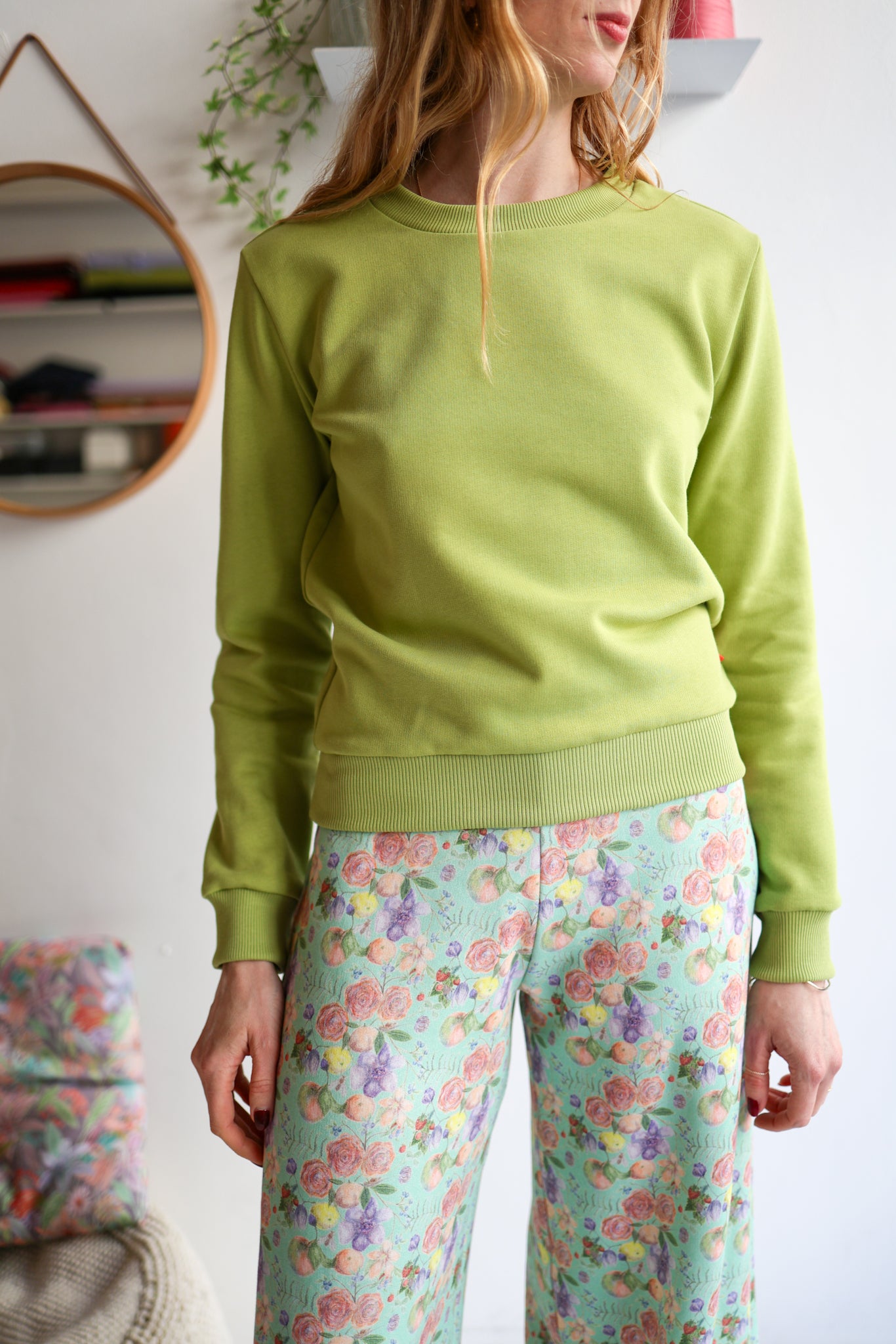 Women organic cotton sweatshirt.