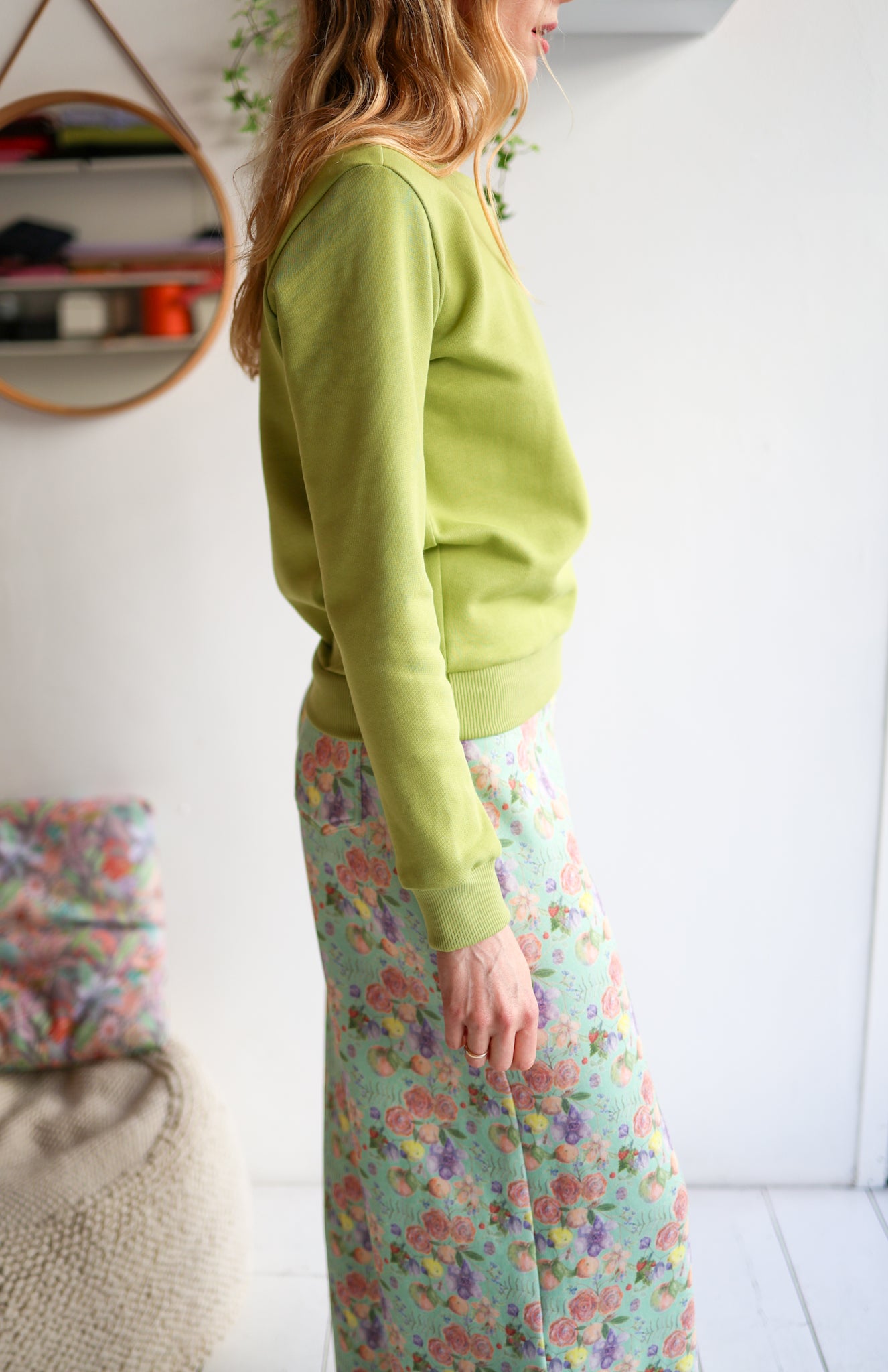 Women organic cotton sweatshirt.