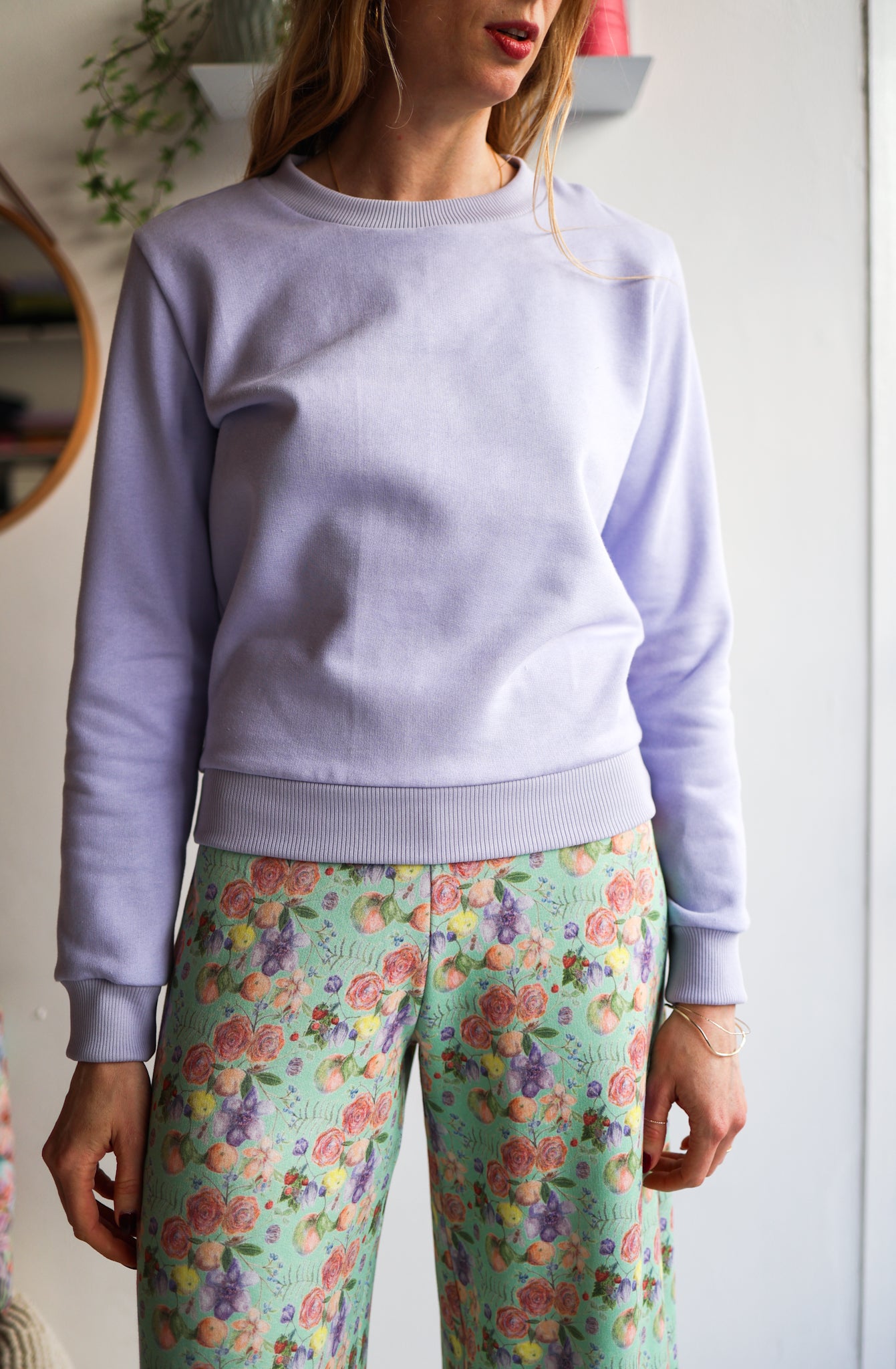 Women organic cotton sweatshirt.