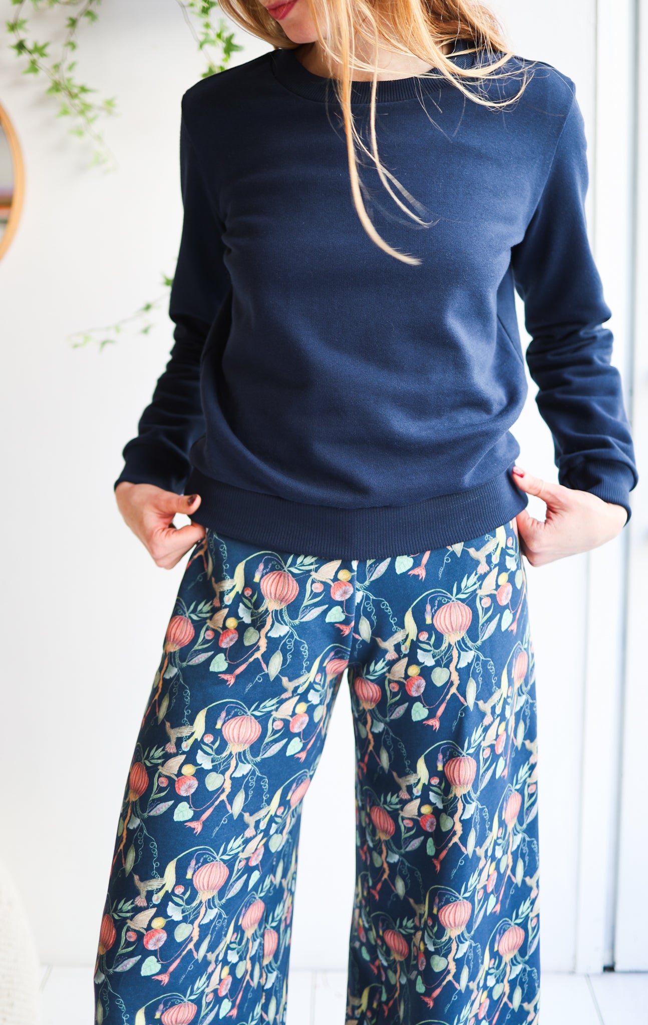Women organic cotton sweatshirt.