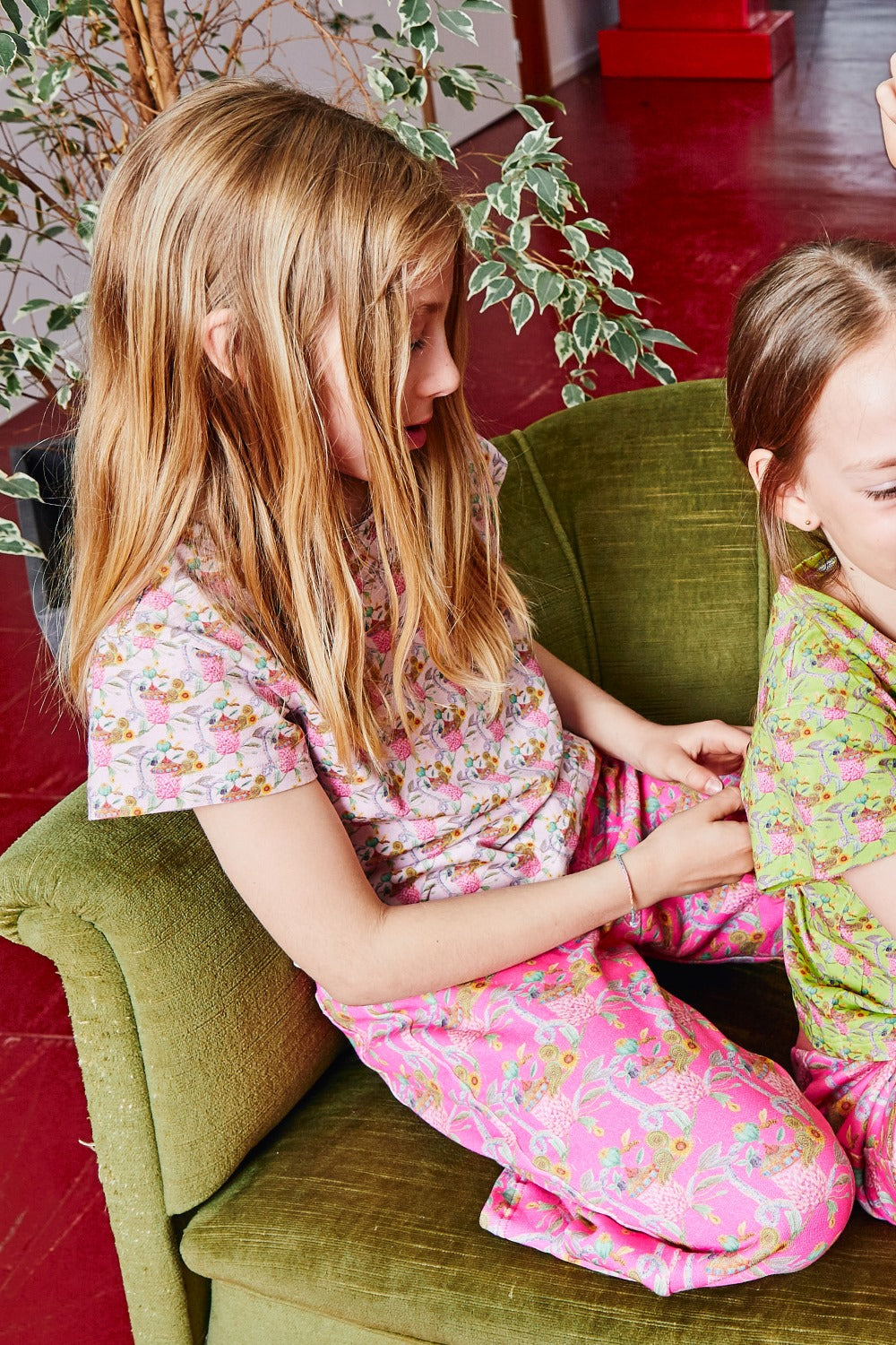 Organic cotton stretch jersey girls t-shirt.