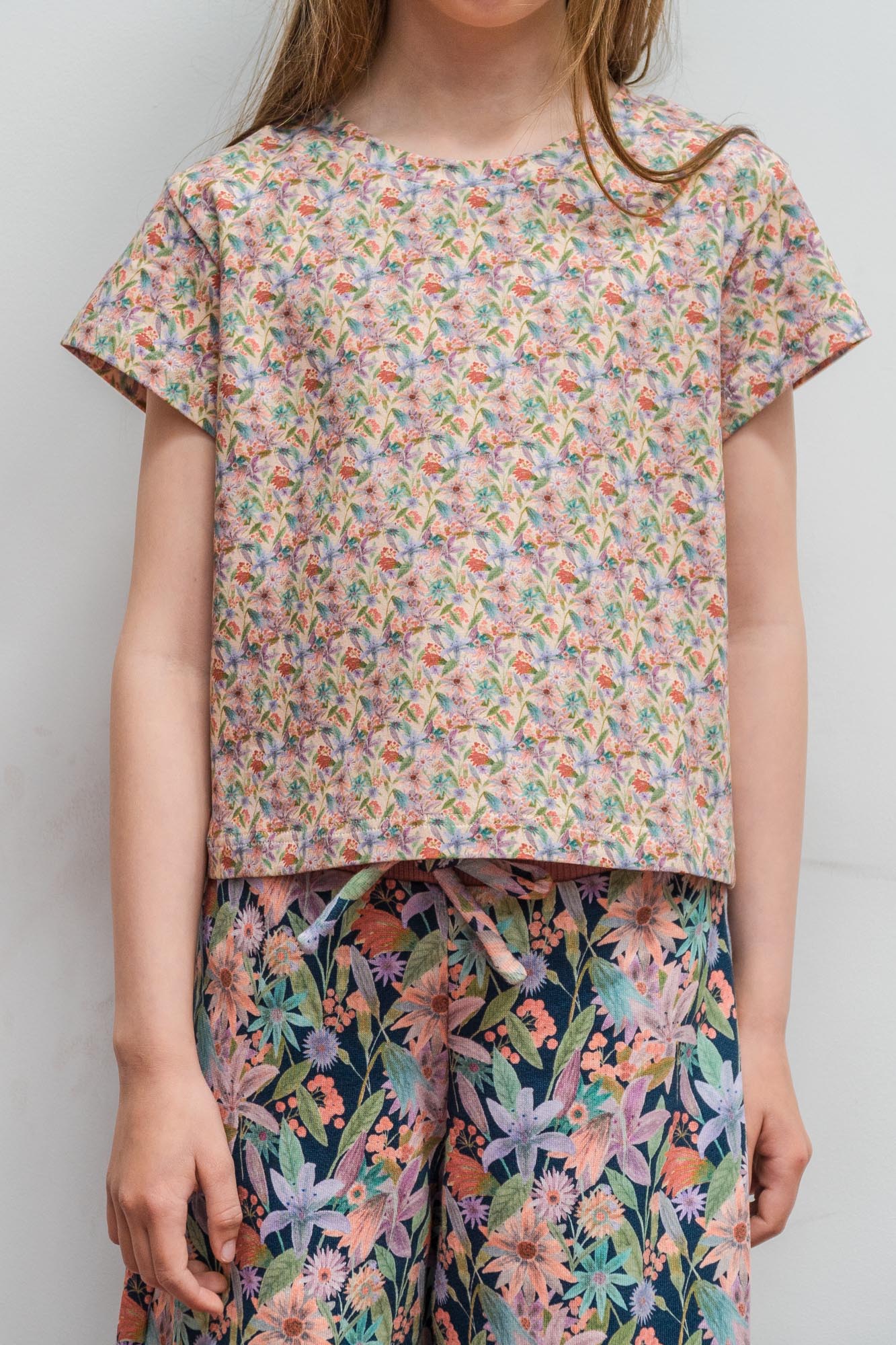 Organic cotton stretch jersey girls t-shirt.