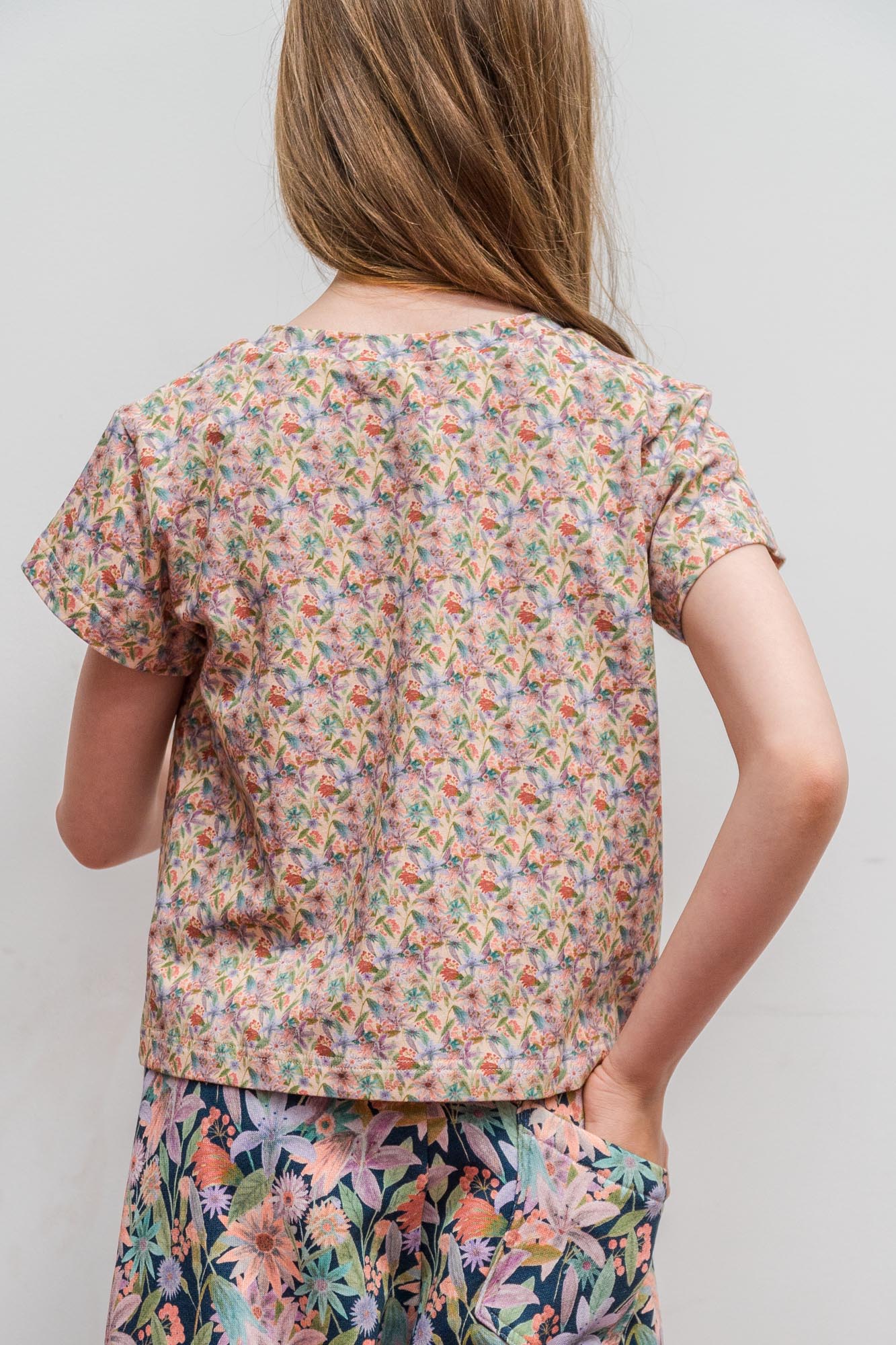 Organic cotton stretch jersey girls t-shirt.
